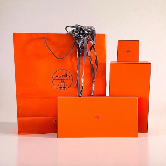 Hermès
gift Boxes with Ribbon & Large Gift Bag – Multiple Sizes - Picture 1 of 13